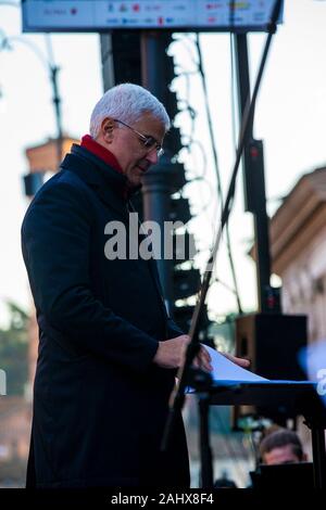 Rom, Italien. 01 Jan, 2020. Rom 2020 Festival in Lungotevere Aventino. Auch heute noch ist das Feiern des Römischen neues Jahr fortgesetzt mit Ambrogio Sparagna, 100 PMCE Gitarren von Tonino Battista, Linien de Vie mit seinem akrobaten durchgeführt, die cantoria auf die Oper. (Foto von Daniela Franceschelli/Pacific Press) Quelle: Pacific Press Agency/Alamy leben Nachrichten Stockfoto