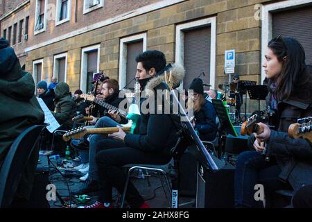 Rom, Italien. 01 Jan, 2020. Rom 2020 Festival in Lungotevere Aventino. Auch heute noch ist das Feiern des Römischen neues Jahr fortgesetzt mit Ambrogio Sparagna, 100 PMCE Gitarren von Tonino Battista, Linien de Vie mit seinem akrobaten durchgeführt, die cantoria auf die Oper. (Foto von Daniela Franceschelli/Pacific Press) Quelle: Pacific Press Agency/Alamy leben Nachrichten Stockfoto