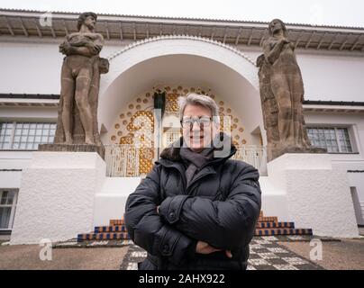 02. Dezember 2016, Hessen, Frankfurt/Main: Ludger Hünnekens, Kulturreferent der Stadt und zugleich Projektleiter des Weltkulturerbe Anwendung, steht vor dem Südportal des Ernst Ludwig Haus, das von Joseph Maria Olbrich im Jahre 1901 erbaut wurde. Das ehemalige Atelier und Wohnhaus ist Teil der "Künstlerkolonie Mathildenhöhe Darmstadt" (künstlerkolonie Mathildenhöhe Darmstadt), die zum UNESCO-Weltkulturerbe. Die Entscheidung sollte im Jahr 2020 erfolgen. Foto: Frank Rumpenhorst/dpa Stockfoto