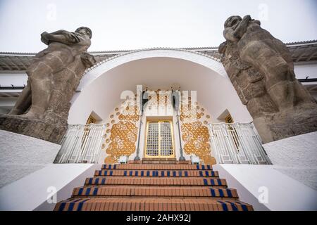 11 Dezember 2019, Hessen, Frankfurt/Main: Die beiden monumentalen Skulpturen bin ein und Frau stehen links und rechts des südlichen Portal des Ernst Ludwig Haus, das von Joseph Maria Olbrich im Jahre 1901 erbaut wurde. Das Gebäude ist Teil der "Künstlerkolonie Mathildenhöhe Darmstadt', die zum UNESCO-Weltkulturerbe. Die Entscheidung sollte im Jahr 2020 erfolgen. Foto: Frank Rumpenhorst/dpa Stockfoto