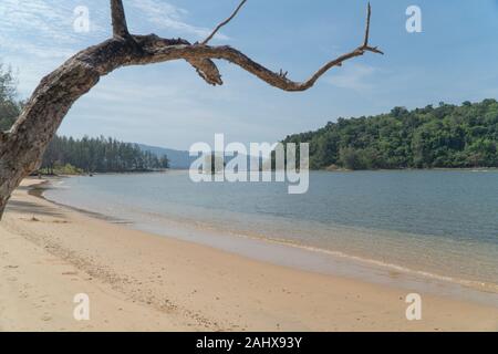 Kleine Wellen, Strand an der Küste der Bucht von Andaman Meer Stockfoto