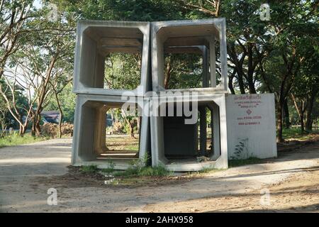 Zement Rohre gemeinsame im Gras auf einer Baustelle Stockfoto