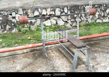 Hausgemachte barbell Street Workout. Im Krafttraining verwendet Stockfoto