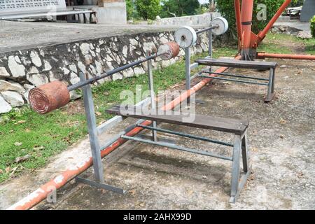 Hausgemachte barbell Street Workout. Im Krafttraining verwendet Stockfoto