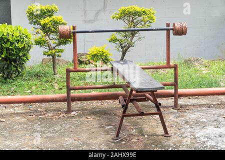 Hausgemachte barbell Street Workout. Im Krafttraining verwendet Stockfoto