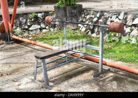 Hausgemachte barbell Street Workout. Im Krafttraining verwendet Stockfoto