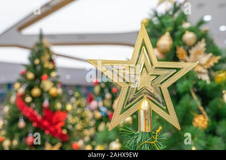 Schöne Weihnachten Sterne hängen von einem geschmückten Weihnachtsbaum Stockfoto