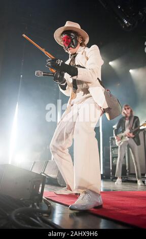 August 24, 2019 - Raleigh, North Carolina; USA - Sänger MATT SHULTZ der Band CAGE THE ELEPHANT führt Leben, wie Ihre 2019 Tour macht Halt in den Küstengebieten Credit Union Musik Park in Walnut Creek in Raleigh Copyright 2019 Jason Moore befindet. (Bild: © Jason Moore/ZUMA Draht) Stockfoto