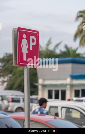 Zeichen, Symbole, Parkplätze für Frauen, Parkplatz nur für Frauen Stockfoto