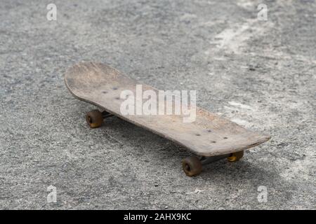 Closeup alte Skateboard mit Schatten auf Zementboden Hintergrund Stockfoto