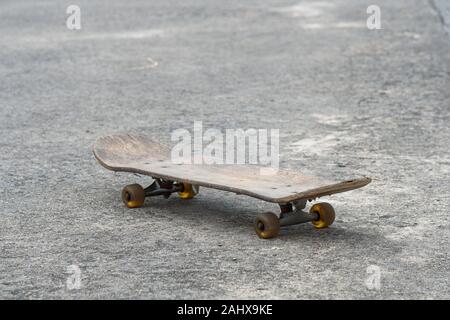 Closeup alte Skateboard mit Schatten auf Zementboden Hintergrund Stockfoto