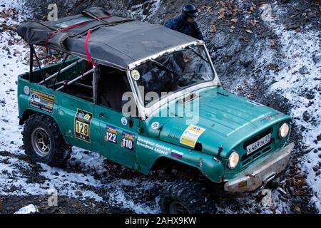 Jeep Suzuki Jimny überwindet Hindernisse in den Wald Stockfoto