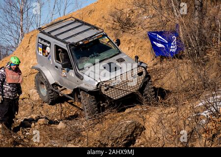 Jeep Suzuki Jimny überwindet Hindernisse in den Wald Stockfoto