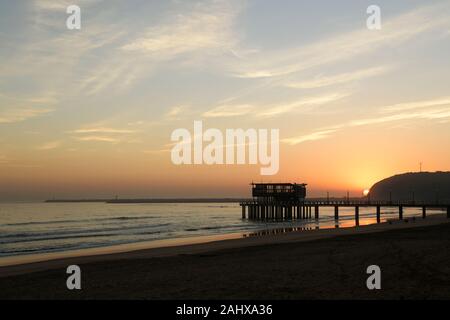 Durban, KwaZulu-Natal, Südafrika, Landschaft, schöne atmosphärische Sunrise, Silhouette der Jetty, Ushaka Strand, afrikanische Landschaften Stockfoto