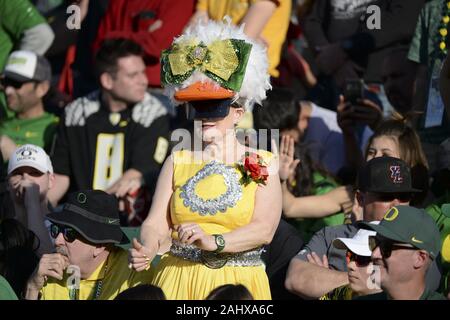 Anaheim, CA, USA. 1 Jan, 2020. Rose Bowl 2020: Ein Oregon Ventilator tanzt zur Musik bei einem Timeout im Jahr 2020 Rose Bowl Spiel als der Oregon Ducks spielen die Wisconsin Dachse im Rose Bowl in Pasadena, CA. Credit: Jeff Halstead/ZUMA Draht/Alamy leben Nachrichten Stockfoto