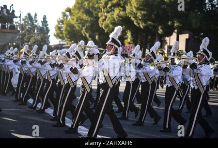 Los Angeles, USA. 1 Jan, 2020. Menschen nehmen an der uad-2 Rose Parade entlang Colorado Boulevard in Pasadena, Kalifornien, USA, 1. Januar 2020. Credit: Li Ying/Xinhua/Alamy leben Nachrichten Stockfoto