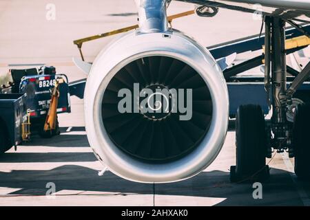 Motor im Stillstand, während Flugzeuge Flugzeug ist die Vorbereitung für den Flug Stockfoto