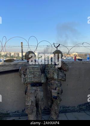 Bagdad, Irak. 31. Dezember, 2019. Us-Armee Soldaten vom 1. Brigade, 25 Infanterie Division, Task Force-Iraq, Mann einen Beobachtungsposten am Vorwärts Operating Base Union III mit Blick auf die US-Botschaft nach gewalttätigen Protesten vom Iran unterstützten Milizen Januar 1, 2020 in Bagdad, Irak. Credit: Maj. Charlie Dietz/Planetpix/Alamy leben Nachrichten Stockfoto