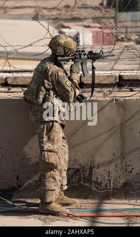 Bagdad, Irak. 01. Januar, 2020. Us-Armee Soldaten bieten bewaffneten overwatch auf der US-Botschaft nach gewalttätigen Protesten durch Iran Milizen Januar 1, 2020 in Bagdad, Irak gesichert. Credit: Oberstleutnant Adrian Weale/Planetpix/Alamy leben Nachrichten Stockfoto