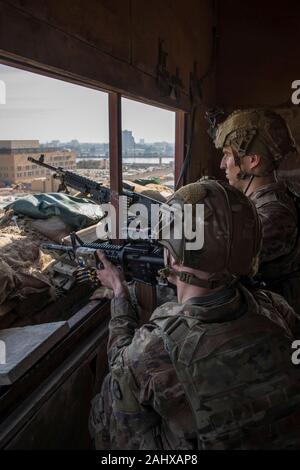 Bagdad, Irak. 01. Januar, 2020. Us-Armee Soldaten bieten bewaffneten overwatch auf der US-Botschaft nach gewalttätigen Protesten durch Iran Milizen Januar 1, 2020 in Bagdad, Irak gesichert. Credit: Oberstleutnant Adrian Weale/Planetpix/Alamy leben Nachrichten Stockfoto