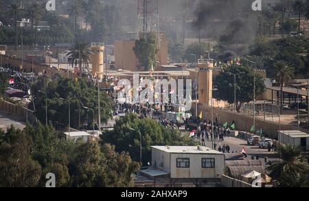 Bagdad, Irak. 01. Januar, 2020. Gruppen von gewalttätigen Demonstranten aus dem Iran - Kataib Hisbollah-miliz gesichert konfrontieren die irakischen Sicherheitskräfte vor der US-Botschaft am 1. Januar 2020 in Bagdad, Irak. Credit: Oberstleutnant Adrian Weale/Planetpix/Alamy leben Nachrichten Stockfoto