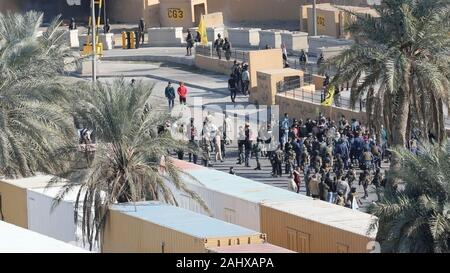 Bagdad, Irak. 01. Januar, 2020. Gruppen von gewalttätigen Demonstranten aus dem Iran - Kataib Hisbollah-miliz gesichert konfrontieren die irakischen Sicherheitskräfte vor der US-Botschaft am 1. Januar 2020 in Bagdad, Irak. Credit: Maj. Charlie Dietz/Planetpix/Alamy leben Nachrichten Stockfoto