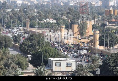 Bagdad, Irak. 01. Januar, 2020. Gruppen von gewalttätigen Demonstranten aus dem Iran - Kataib Hisbollah-miliz gesichert konfrontieren die irakischen Sicherheitskräfte vor der US-Botschaft am 1. Januar 2020 in Bagdad, Irak. Credit: Maj. Charlie Dietz/Planetpix/Alamy leben Nachrichten Stockfoto