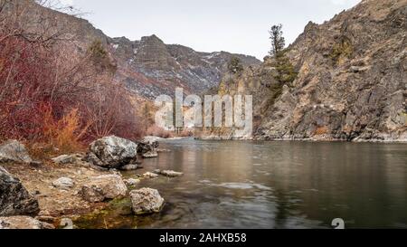 Schöne Sicht auf die South Fork des Boise River im Winter mit Schnee auf den Hügeln. Stockfoto