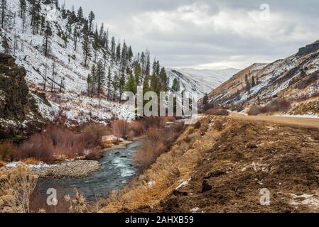 Schöne Sicht auf die South Fork des Boise River im Winter mit Schnee auf den Hügeln. Stockfoto