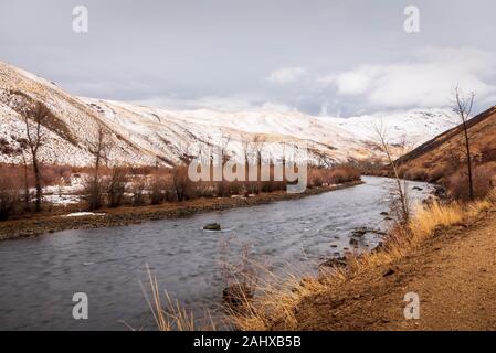 Schöne Sicht auf die South Fork des Boise River im Winter mit Schnee auf den Hügeln. Stockfoto