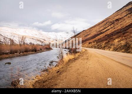 Schöne Sicht auf die South Fork des Boise River im Winter mit Schnee auf den Hügeln. Stockfoto