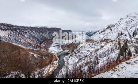 Blick von oben der Anderson Ranch Damm im Winter, mit Schnee bedeckt, auf der South Fork des Boise River in Idaho entfernt. Stockfoto