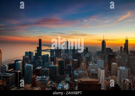 Luftansicht der Innenstadt von Chicago bei Sonnenuntergang Stockfoto
