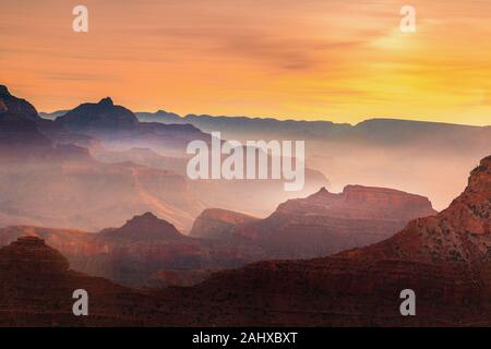 Morgennebel hängt bei Sonnenaufgang im Grand Canyon Stockfoto