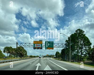 Orlando, FL/USA -10/6/19: eine Mautstraße Zeichen, der angibt, wo die Leute fahren sollte auf Mautgebühren für EPass und Sunpass in Orlando, Florida. Stockfoto