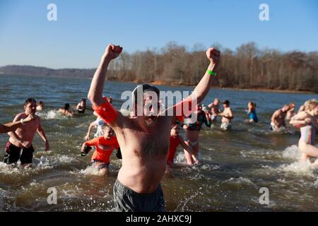 Bloomington, USA. 01 Jan, 2020. Die Teilnehmer starten in Lake Monroe während der jährlichen Polar Bear Plunge an Paynetown State Recreation Area vor dem Rückzug am Neujahrstag in Bloomington. Credit: SOPA Images Limited/Alamy leben Nachrichten Stockfoto