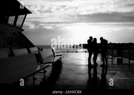 Winter Überfahrt mit der Fähre von wightlink Fähren von Portsmouth Fisbourne auf der Isle of Wight in der Nähe von Sunset in windigen Wetter Stockfoto