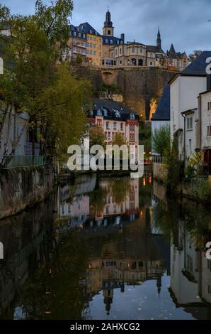 Sunset View der alten pastellfarbenen Häusern in der Alzette in Luxemburg Altstadt, UNESCO Weltkulturerbe und die alte Stadtmauer widerspiegelt Stockfoto