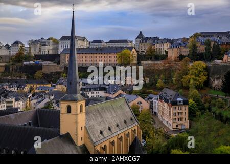 Bird's Eye Luftaufnahme der Neumünster Abbey in die UNESCO, die Altstadt von Luxemburg mit seinen alten Vierteln und Befestigungen Stockfoto