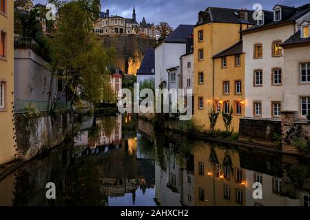 Sunset View der alten pastellfarbenen Häusern in der Alzette in Luxemburg Altstadt, UNESCO Weltkulturerbe und die alte Stadtmauer widerspiegelt Stockfoto