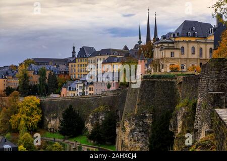 Bird's Eye Luftbild der Altstadt von Luxemburg, Weltkulturerbe der UNESCO, mit seinen alten Vierteln, Befestigungsanlagen und die alte Stadtmauer Stockfoto