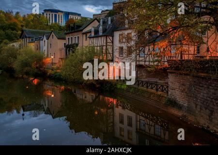 Sunset View der alten pastellfarbenen Häusern in der Alzette in Luxemburg Altstadt, UNESCO Weltkulturerbe und die alte Stadtmauer widerspiegelt Stockfoto