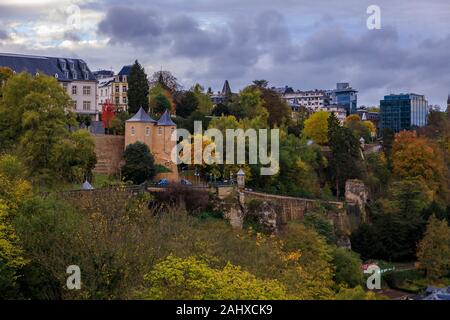 Bird's Eye Luftbild der Altstadt von Luxemburg, Weltkulturerbe der UNESCO, mit seinen alten Vierteln, Befestigungsanlagen und die alte Stadtmauer Stockfoto