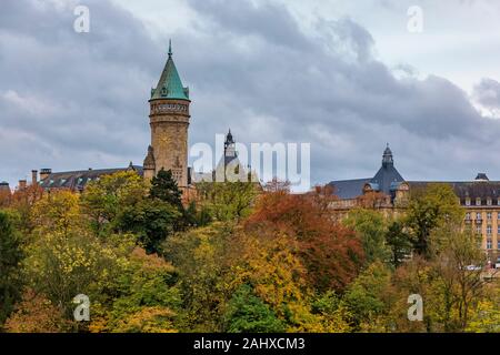 Ansicht der BCEE oder Luxemburger Spuerkeess Uhrturm in das UNESCO-Weltkulturerbe Luxemburg Altstadt mit ihren alten Vierteln und Befestigungen Stockfoto