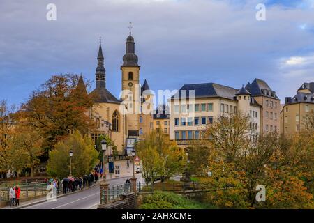 Luxemburg, Luxemburg - 21. Oktober 2017: Blick auf Luxemburg Altstadt, Weltkulturerbe der UNESCO, die alte Stadtmauer Stockfoto