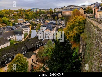 Bird's Eye Luftaufnahme der Neumünster Abbey in die UNESCO, die Altstadt von Luxemburg mit seinen alten Vierteln und Befestigungen Stockfoto