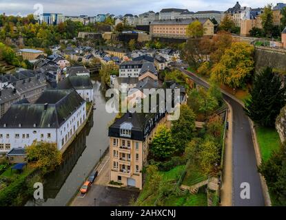 Bird's Eye Luftbild der Altstadt von Luxemburg, Weltkulturerbe der UNESCO, mit seinen alten Vierteln, Befestigungsanlagen und die alte Stadtmauer Stockfoto