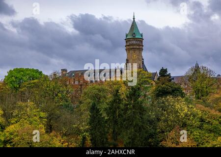 Ansicht der BCEE oder Luxemburger Spuerkeess Uhrturm in das UNESCO-Weltkulturerbe Luxemburg Altstadt mit ihren alten Vierteln und Befestigungen Stockfoto