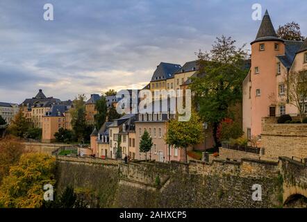 Bird's Eye Luftbild der Altstadt von Luxemburg, Weltkulturerbe der UNESCO, mit seinen alten Vierteln, Befestigungsanlagen und die alte Stadtmauer Stockfoto