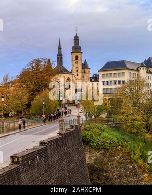 Luxemburg, Luxemburg - 21. Oktober 2017: Blick auf Luxemburg Altstadt, Weltkulturerbe der UNESCO, die alte Stadtmauer Stockfoto